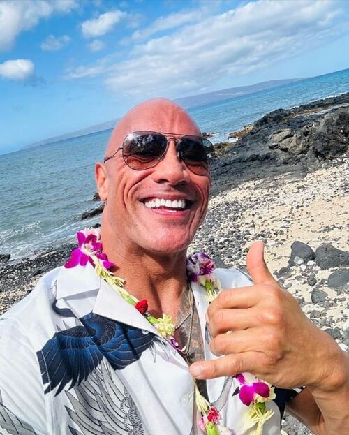 Ảnh The Rock meme với sự nghiêm túc hài hước