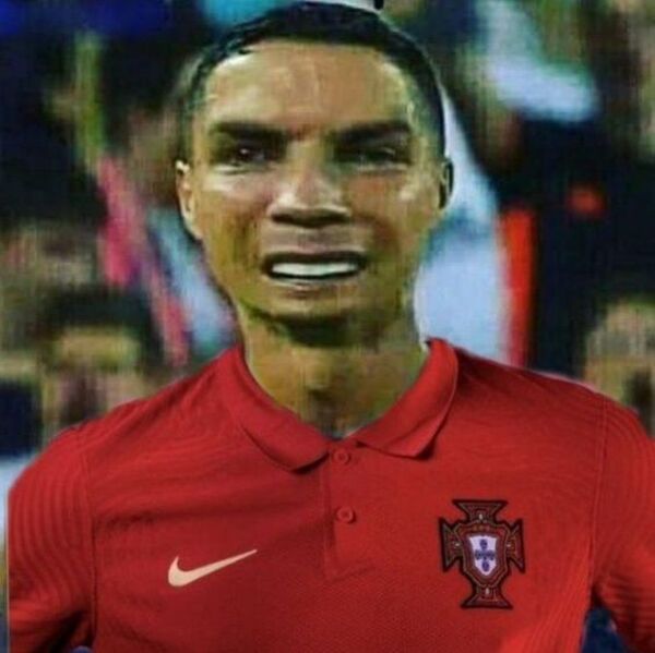 Ảnh Ronaldo meme sốc nặng