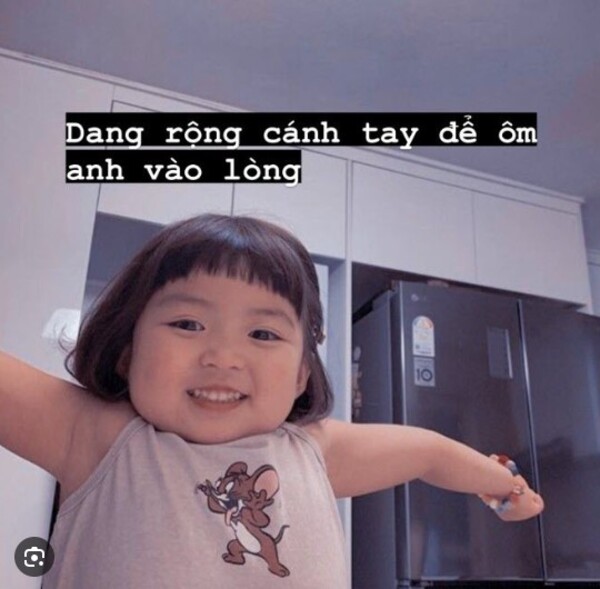 Ảnh meme ôm dang tay chờ đón cái ôm